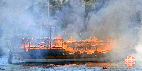 Marmaris'te tur teknesi yandı