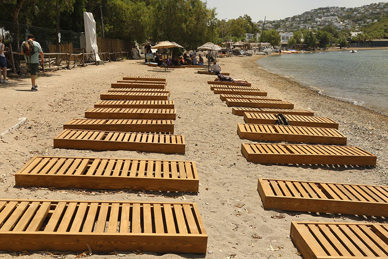 Gümüşlük Çayıraltı Halk Plajı'nın büyük bölümüne özel bir işletme şezlong yerleştirdi, Mayıs 2025