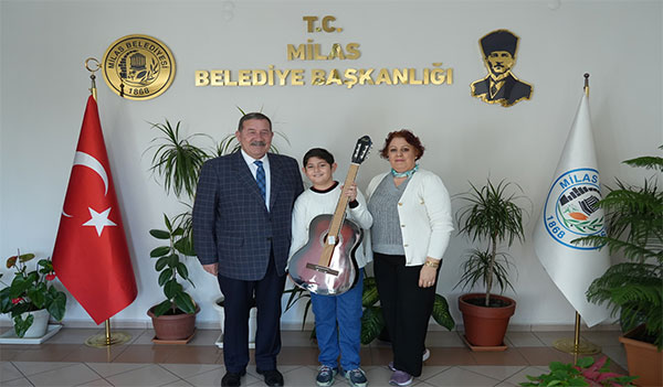 Öğrenciye hediye gitar