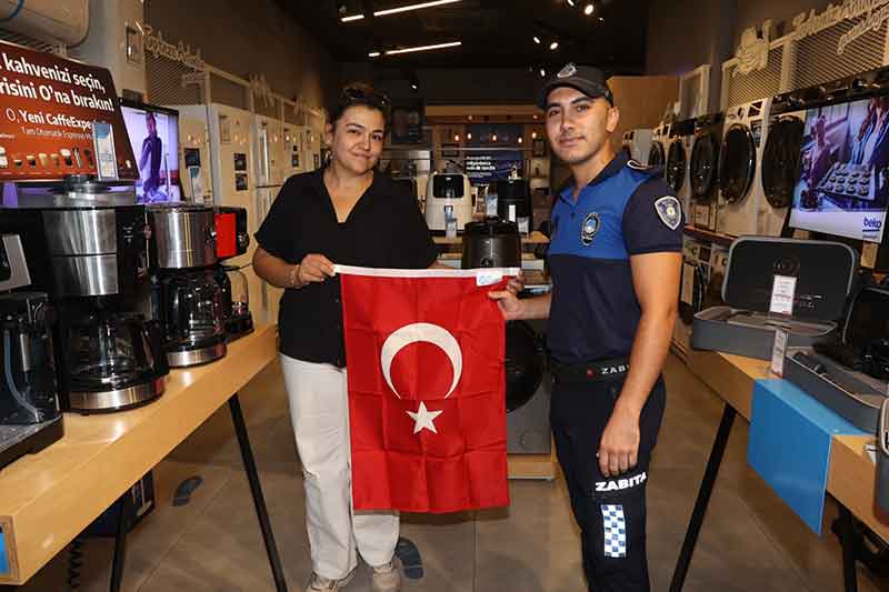 MBB 30 Ağustos Zafer Bayramı bayrak dağıtımı