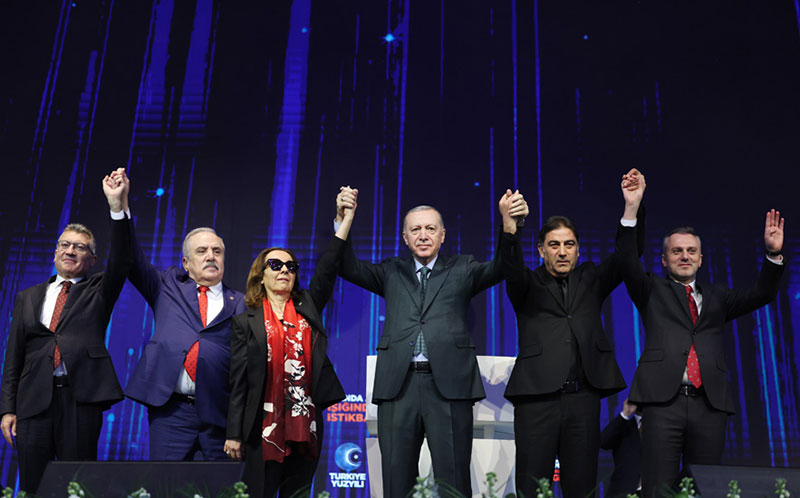 AK Parti 8. olağan Büyük Kongresi'nde partiye katılanlar