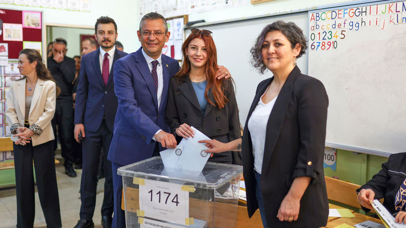 CHP Genel Başkanı Özgür Özel oy kullanıyor