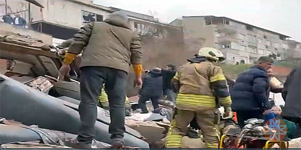 İstanbul'da 2 bina çöktü; 11 kişiden 9'u kurtarıldı